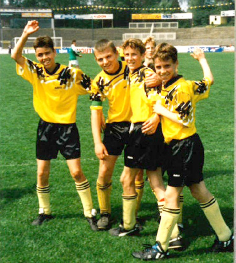 Meyer (links) met zijn teamgenoten bij Roda JC, dat hem wegplukte bij zijn Heerlense club Helios. Beeld  