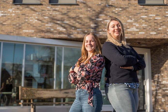 Lieke Michielsen (links) is in de gemeente Zundert lijsttrekker voor Ondernemend Platteland (ONPL), Rachel Oostvogels (24) voert de lijst aan van de VVD