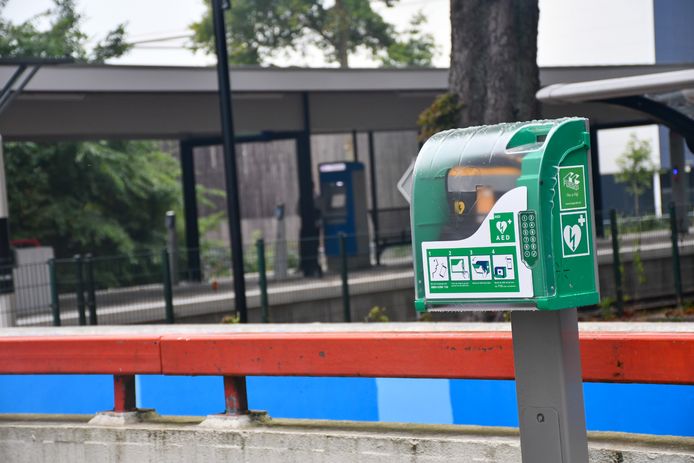 Een AED vergroot de overlevingskans van mensen die op of rondom stations een hartstilstand krijgen.
