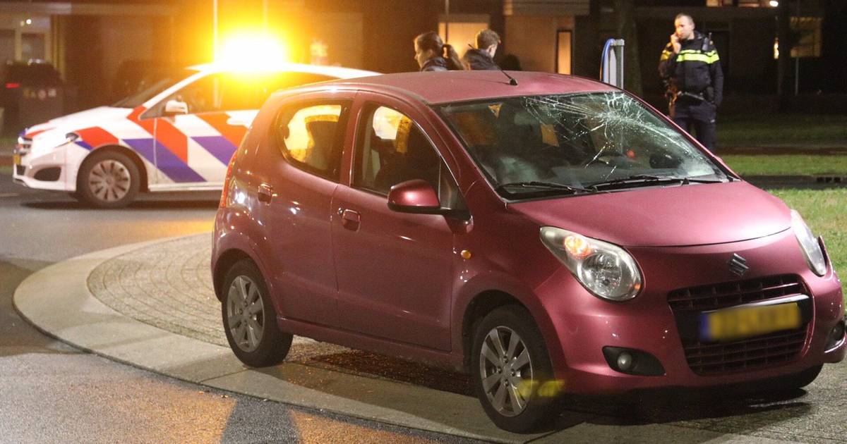 Fietser belandt bij aanrijding op voorruit op rotonde in Apeldoorn.