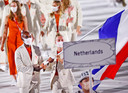Keet Oldenbeuving en  Churandy Martina met de Nederlandse vlag.