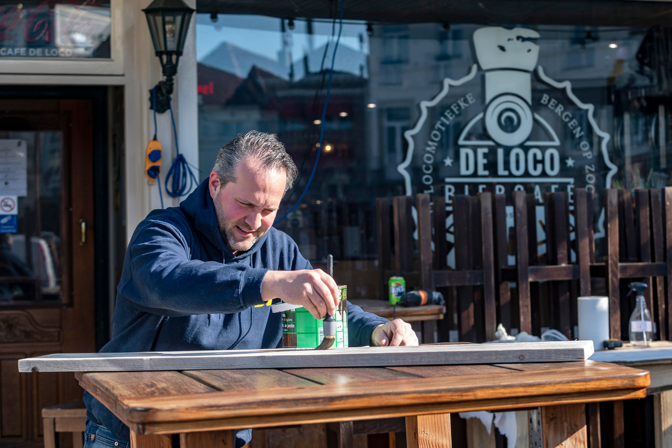 Geen grote schermen zondag bij Joep Blokland van biercafé De Loco op de Grote Markt in Bergen op Zoom.