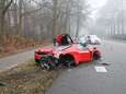 Ferrari van drie miljoen crasht tegen boom in Baarn