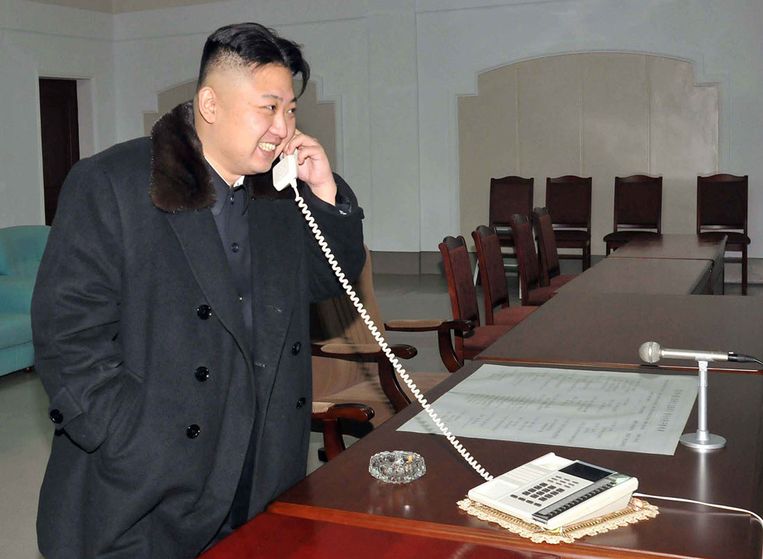 Archiefbeeld. De Noord-Koreaanse leider Kim Jong-un aan de telefoon. (12/12/2012) Beeld AFP