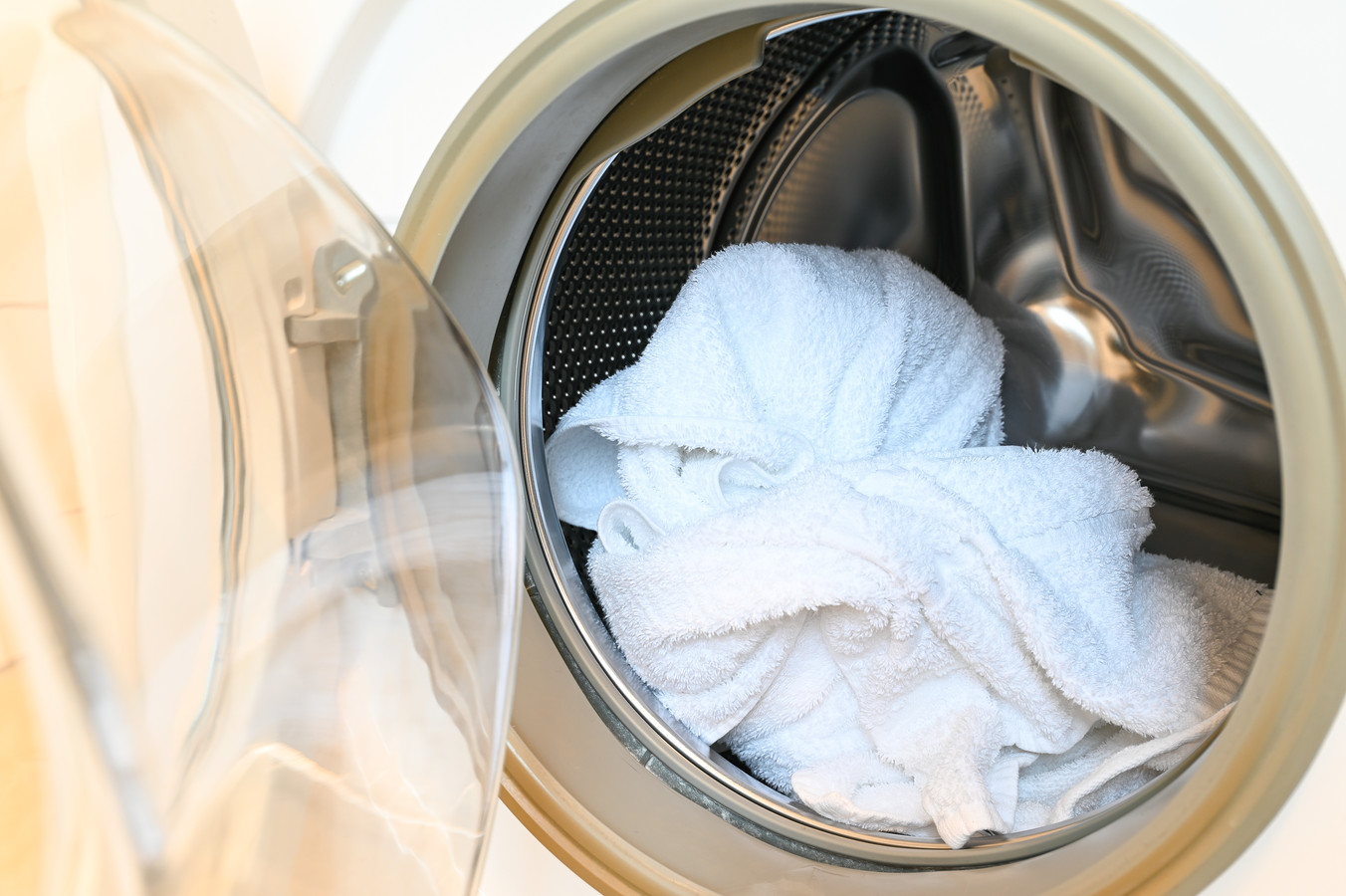 Witte handdoeken in de wasmachine.