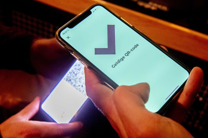 Bezoekers van een horecazaak laten voor binnenkomst hun QR-code scannen.
