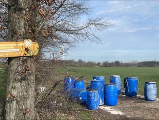 Tien vaten vermoedelijk drugsafval gedumpt 