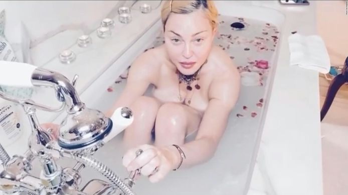 'We zijn nu allemaal gelijken', zei Madonna afgelopen maandag in een Instagram-video, terwijl ze in een badkuip vol rozenblaadjes zat.
