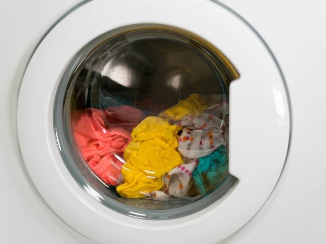 Uw wasmachine spoelt niet alleen vuil door het riool, ook microplastic gaat zo naar zee. Kan een filter soelaas brengen?
