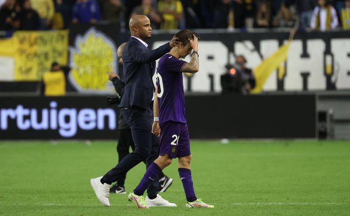 Vincent Kompany (l) met Anderlecht-speler Kristoffer Olsson.