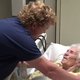 Filmpje | Verpleegkundige troost zijn patiënten op bijzondere manier