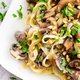 Romige pasta met paddenstoelen en vegan bechamelsaus