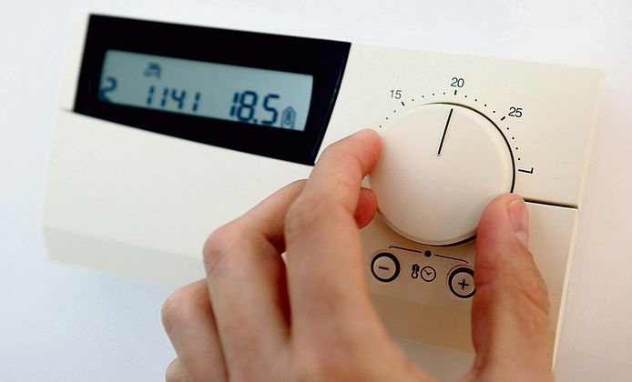 Een hogere thermostaat betekent dit jaar een extra hoge energierekening.