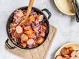 Wat Eten We Vandaag: Rodekoolstamppot met zoete aardappel en rookworst