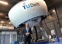 Dr. Sunjoo Advani bij de bewegingssimulator Simona bij TU Delft. Zijn systeem wordt wereldwijd gebruikt, binnenkort ook bij NASA.
