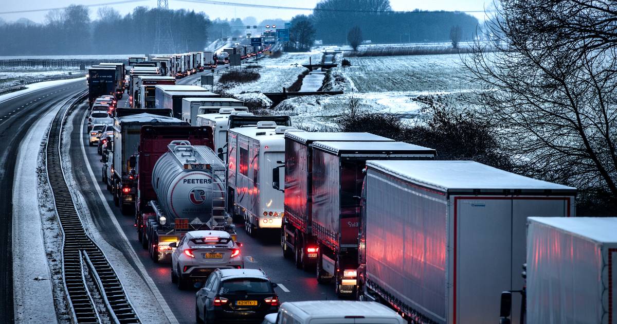 Brabanders worden wakker in een witte wereld, tientallen kilometers file door ongelukken - BD.nl.