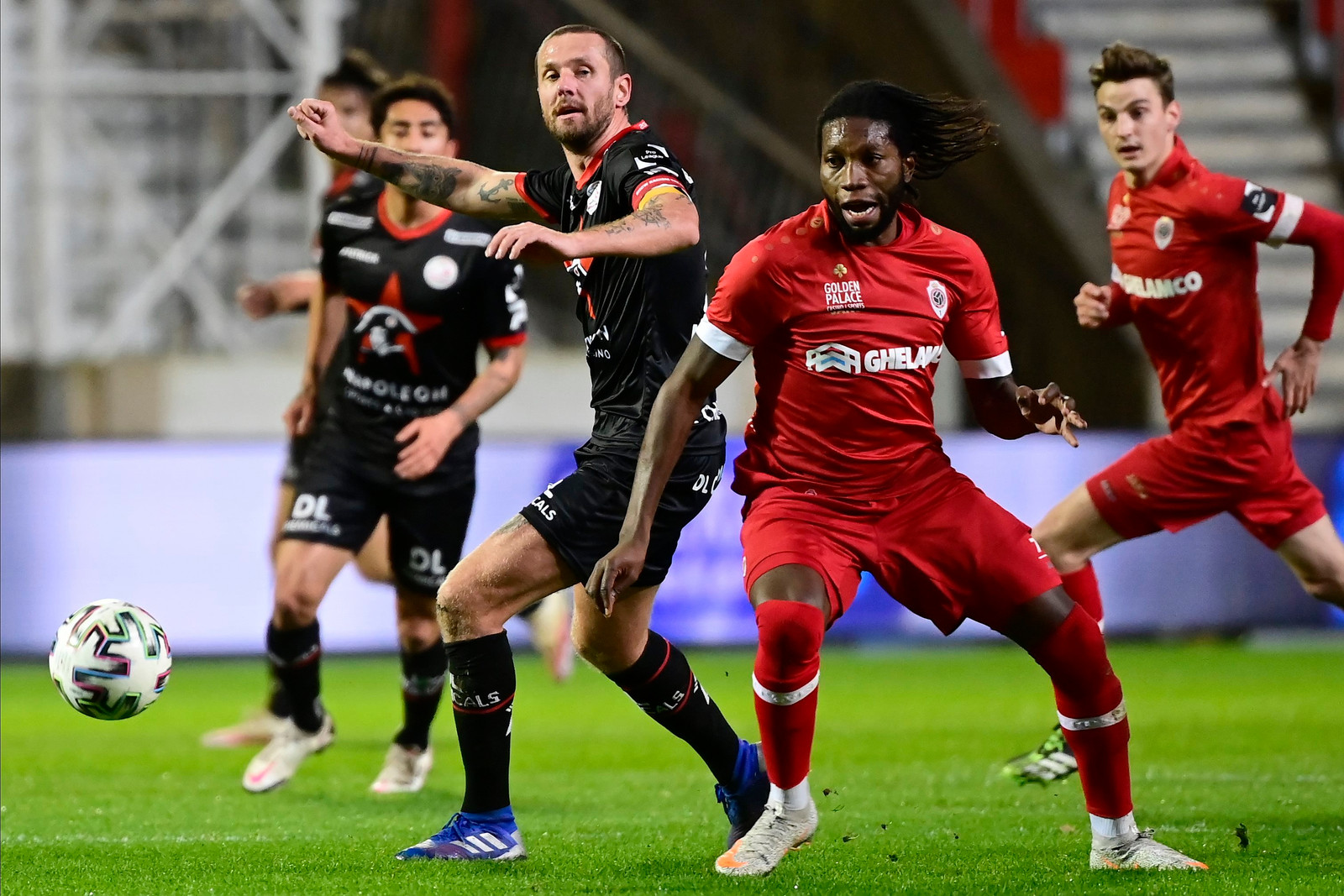 Antwerp-spits Dieumerci Mbokani (r.) kan niet scoren op de Bosuil. Beeld Photo News