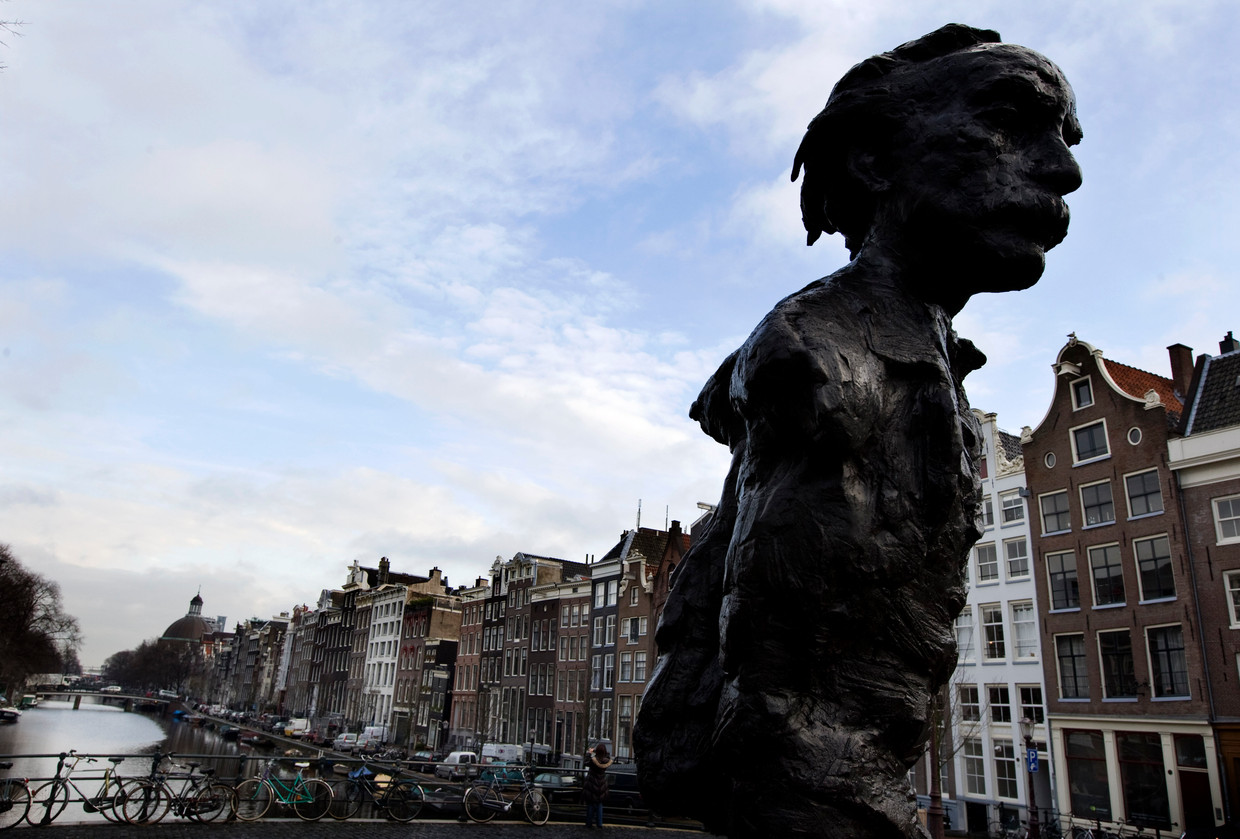 Een beeld van Multatuli op de Torenslui in Amsterdam. 