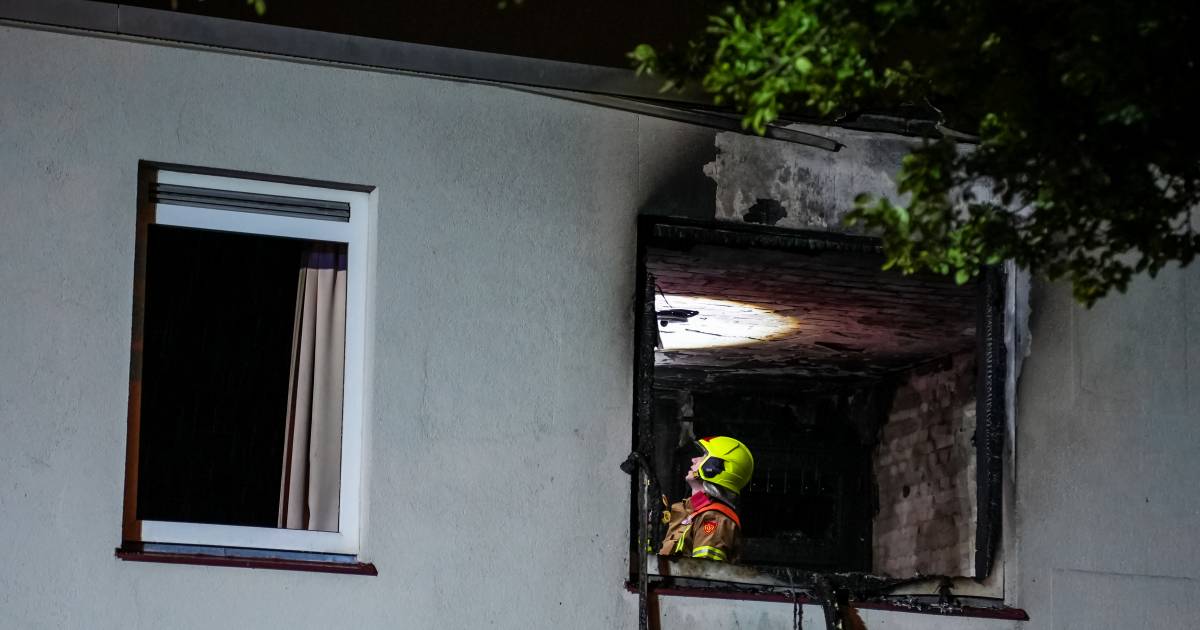 Woning verwoest na felle uitslaande brand in Overschie, huis onbewoonbaar