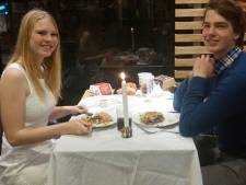 Romantisch diner voor twee bij kaarslicht in McDonald's
