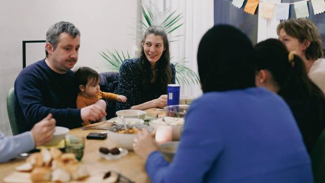 Beginnende vriendschappen en gedeelde interesses tijdens de iftar 