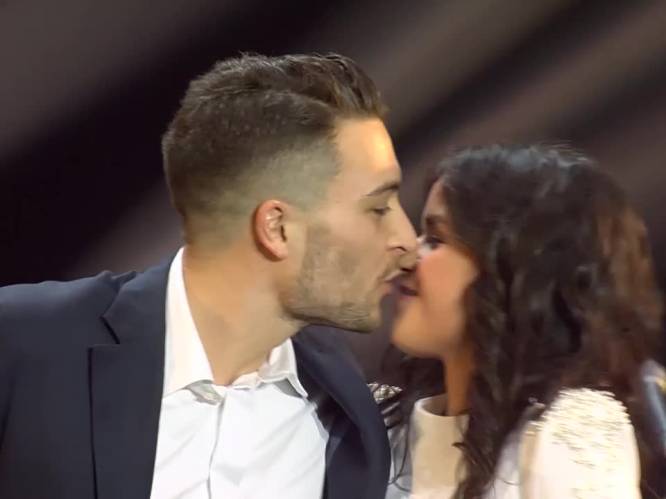 VIDEO. Zo overviel Viktor Marthe met hun eerste openbare kus