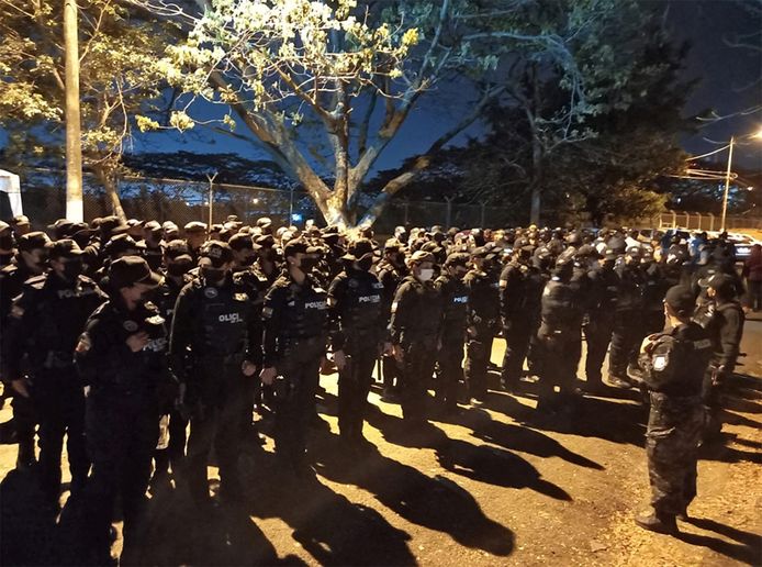 De agenten maken zich klaar om de gevangenis in de stad Guayaquil in te gaan.