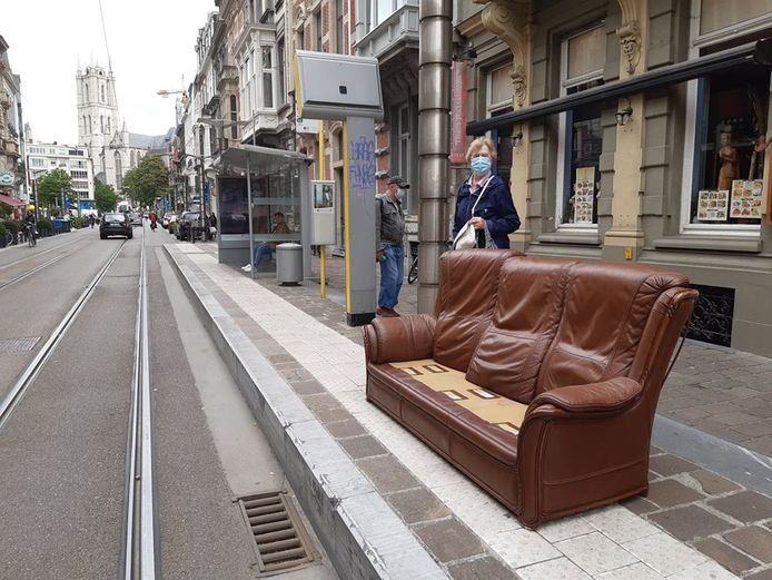 De zetel aan de tramhalte in de Vlaanderenstraat.