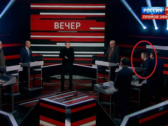 Panellid valt flauw tijdens live-uitzending op Russische staatstelevisie