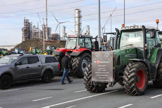 De boeren protesteren al de hele dag aan de Antwerpse haven. 