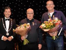 Burgemeester Minses zwaait bij fanfare Nederasselt met baton en neemt ook twee lintjes mee