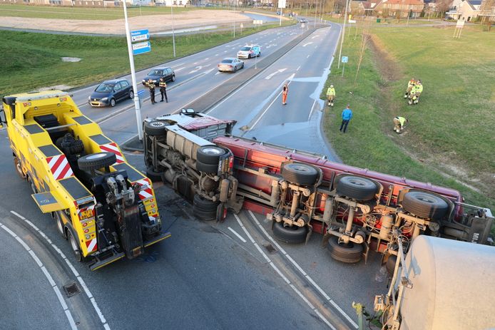 In Rosmalen kantelde een tankwagen vol mest.