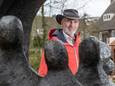 Jaap Meijer bij monument De Levenspoort, dat is opgericht ter nagedachtenis aan de 71 joodse burgers uit Wageningen en omgeving die tijdens de Tweede Werldoorlog door de bezetter zijn omgebracht