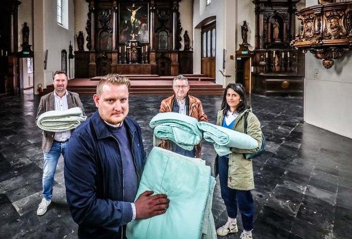 In het Kapucijnenklooster kunnen straks 20 vluchtelingen uit Oekraïne terecht. De dekbedden krijgen ze alvast aangeboden.
