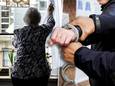 Links: een bewoonster in een verzorgingshuis, dit zijn niet de bewoonster en het verzorgingshuis uit het artikel. Rechts: de twee verdachten werden op heterdaad betrapt.