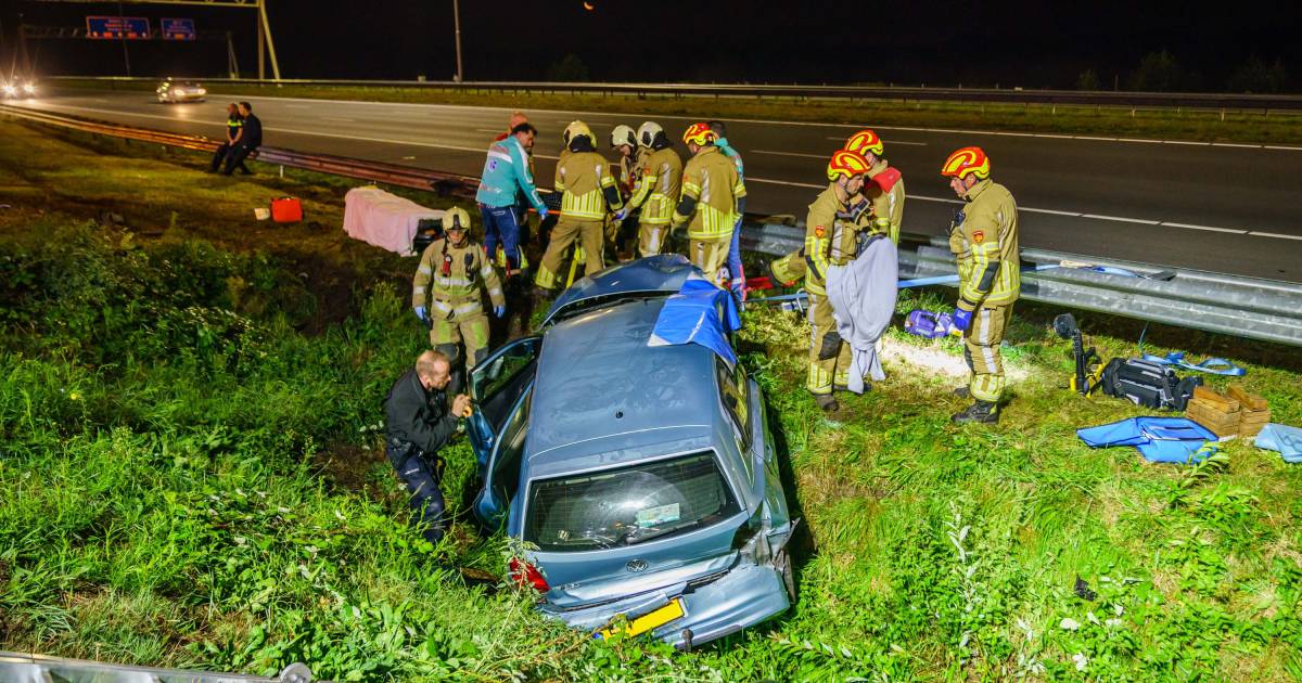 Auto knalt op paal langs A27 bij Groenekan en belandt in greppel; bijrijder naar het ziekenhuis - De