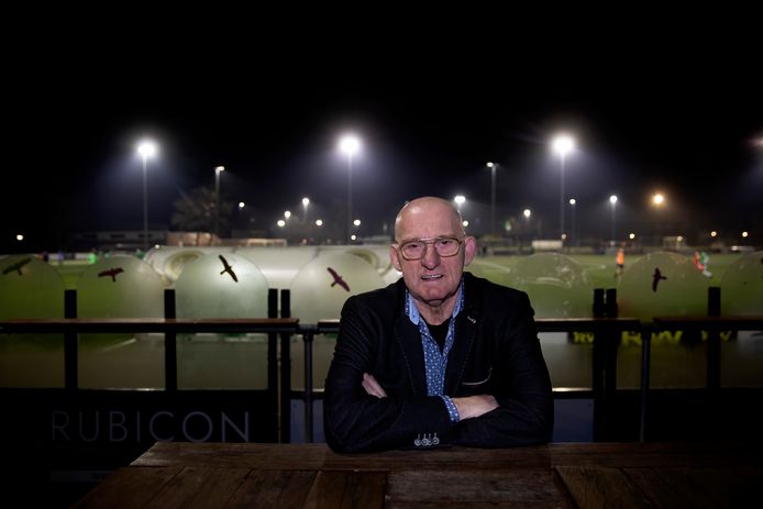 Oud-prof Ad van de Wiel is trainer van de vrouwen van Geldrop geworden op sportpark De Kievit.