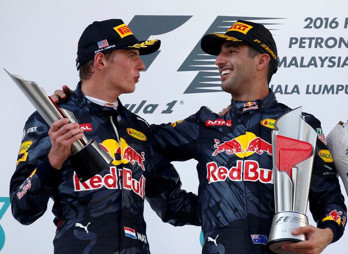 Verstappen (l) en Ricciardo.
