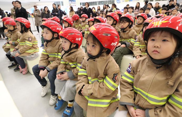 Koreaanse kinderen doen meer aan een veiligheidsexpo voor kinderen in Seoul. Foto Yonhap