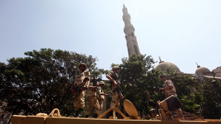 Egyptische soldaten bij de Fatah-moskee. Beeld epa