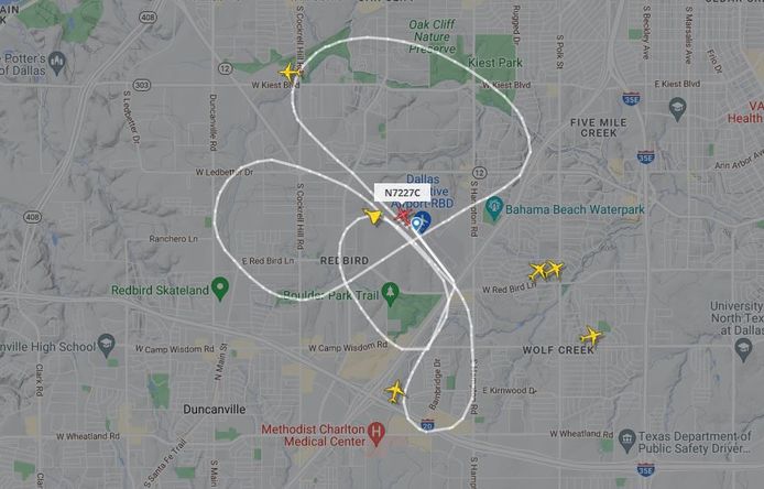 Op Flightradar24 is te zien hoe de vliegtuigen meerdere rondjes vlogen tijdens de luchtshow in Dallas.