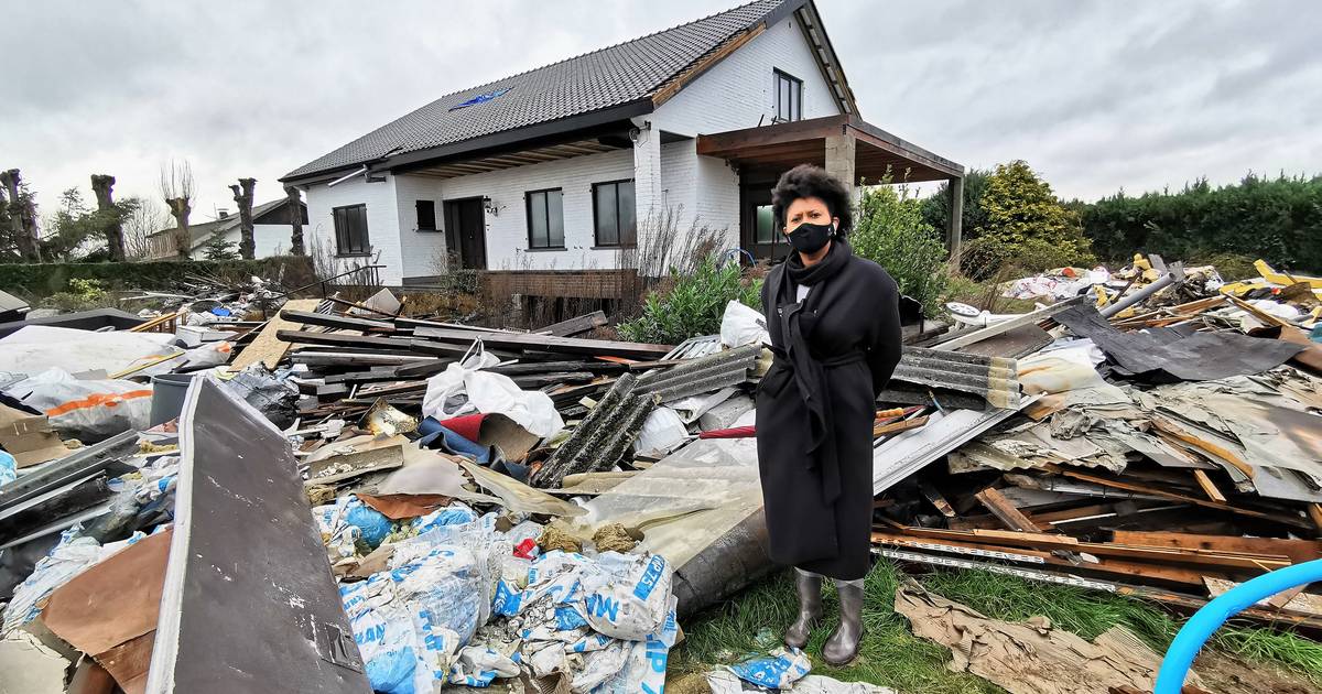 Tonnen bouwafval stiekem gedumpt in tuin Nadine “Ongelofelijk. Dit was mijn droomhuis, maar ik