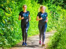 Trotse vader kijkt van boven mee, wanneer Rianne en Maud uit Oldenzaal hardlopen tussen de ijsberen in Noorwegen
