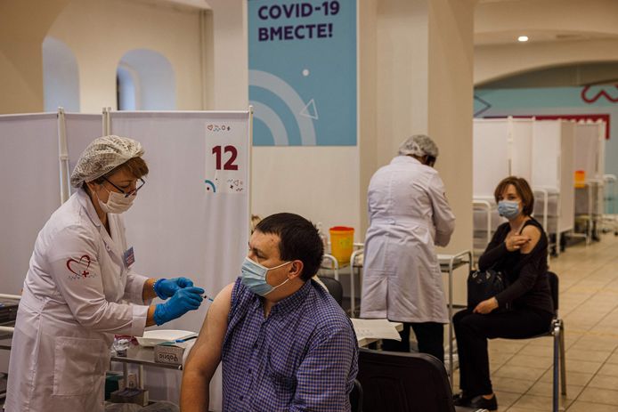 Une soignante administre une dose du vaccin russe Sputnik V Covid-19 à un patient dans un centre de vaccination du magasin GUM State Department à Moscou, le 21 octobre 2021.