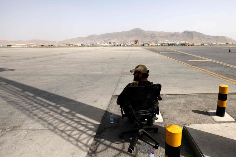 Een talibanstrijder houdt de wacht op het vliegveld van Kabul.  Beeld AFP