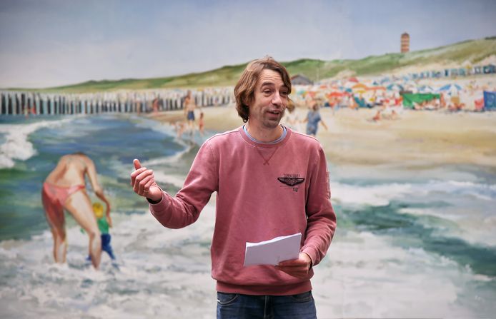 Kunstenaar Robert Vorstman voor het door hem geschilder laatste doek van Panorama Walcheren een strand- en zeegezicht bij Dishoek.