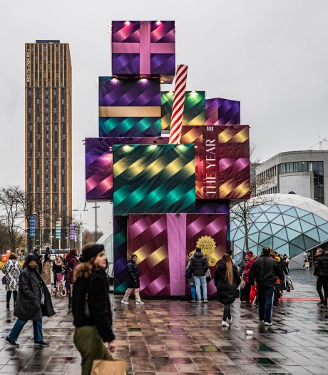 Eindhoven pakt feestelijk uit: cadeaustapel van tien meter en nieuwe kerstverlichting 
