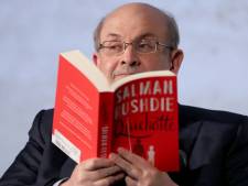 CPNB biedt boek Salman Rushdie gratis aan: ‘Laten we pen machtiger maken dan zwaard’
