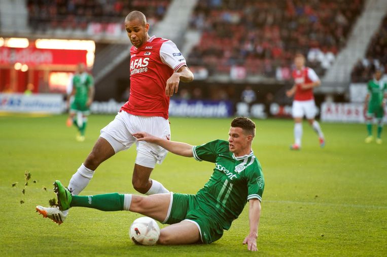 Hans Hateboer in actie voor FC Groningen in 2014, in duel met toenmalig AZ-speler Simon Poulsen. Beeld anp