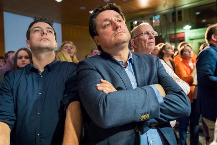 Nol Roos en Patrick Schellings (links) tijdens de verkiezingsavond in Den Bosch.
